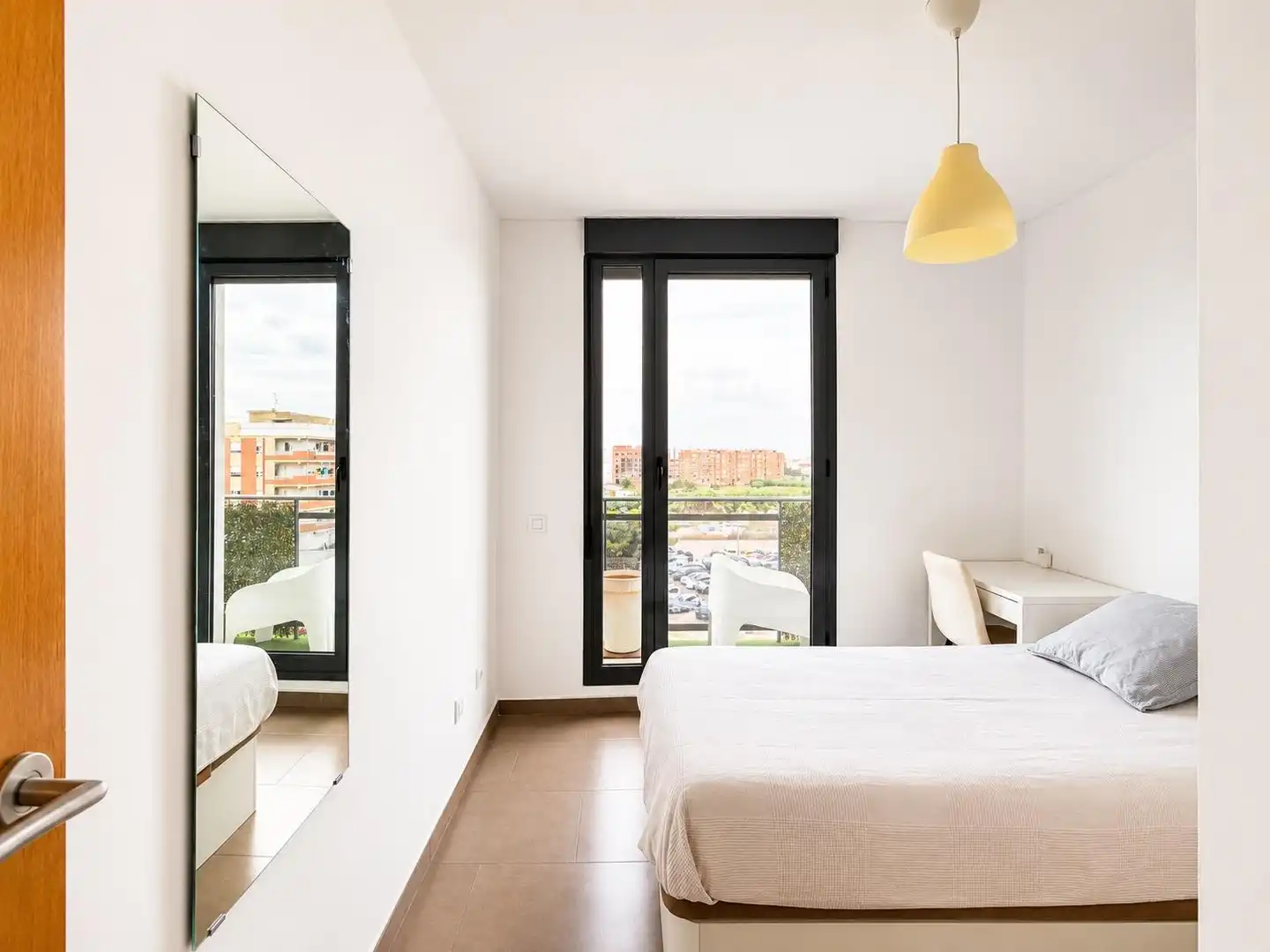 Schlafzimmer von Wohnung zur Miete in Valencia mit Klimaanlage, Heizung und Balkon