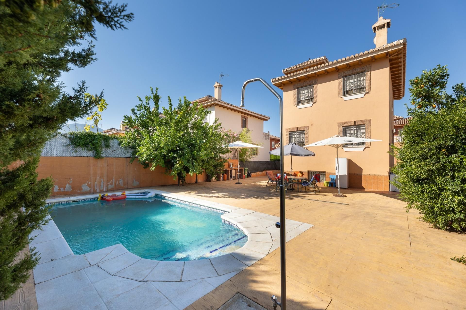 Vista exterior de Casa o xalet en venda en Huétor Vega amb Aire condicionat, Calefacció i Piscina
