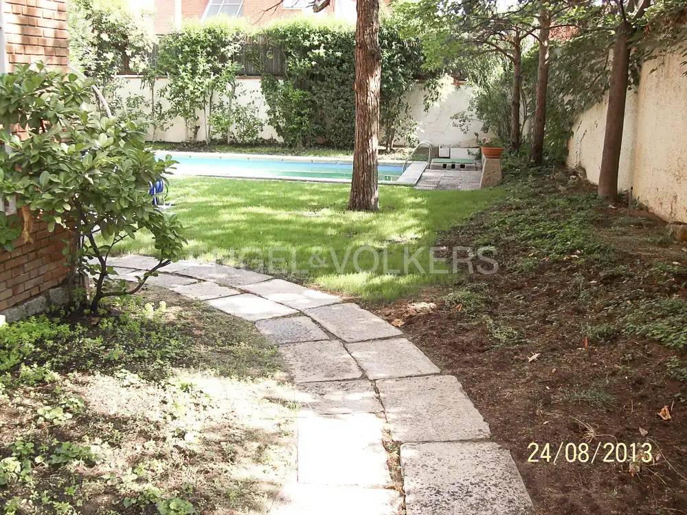 Swimming pool of Houses for rent in Madrid  with Air Conditioner, Heating and Private garden