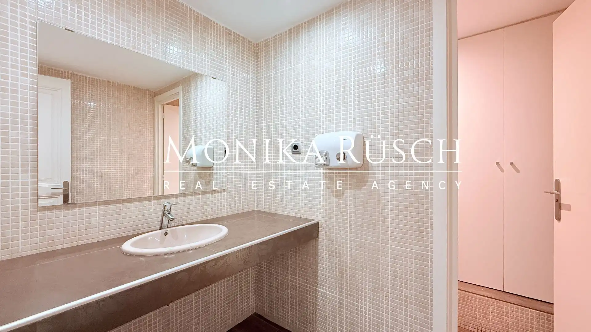 Baño de Oficina de alquiler en Barcelona con Aire acondicionado y Calefacción
