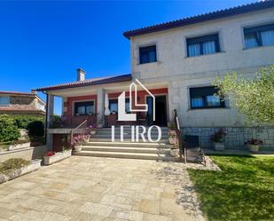 Vista exterior de Casa o xalet en venda en Vilagarcía de Arousa amb Terrassa i Piscina