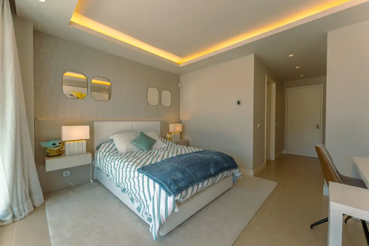 Dormitori de Casa o xalet de lloguer en Estepona amb Jardí privat, Piscina i Alarma
