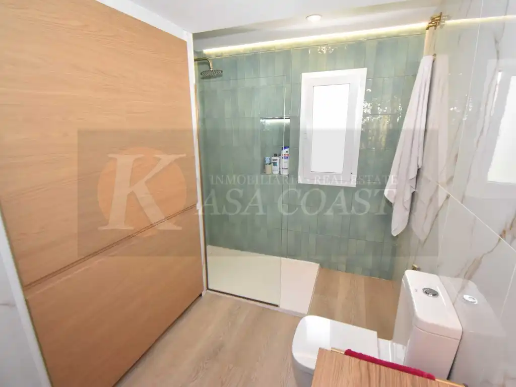 Bathroom of Houses for sale in Fuengirola  with Air Conditioner, Private garden and Terrace