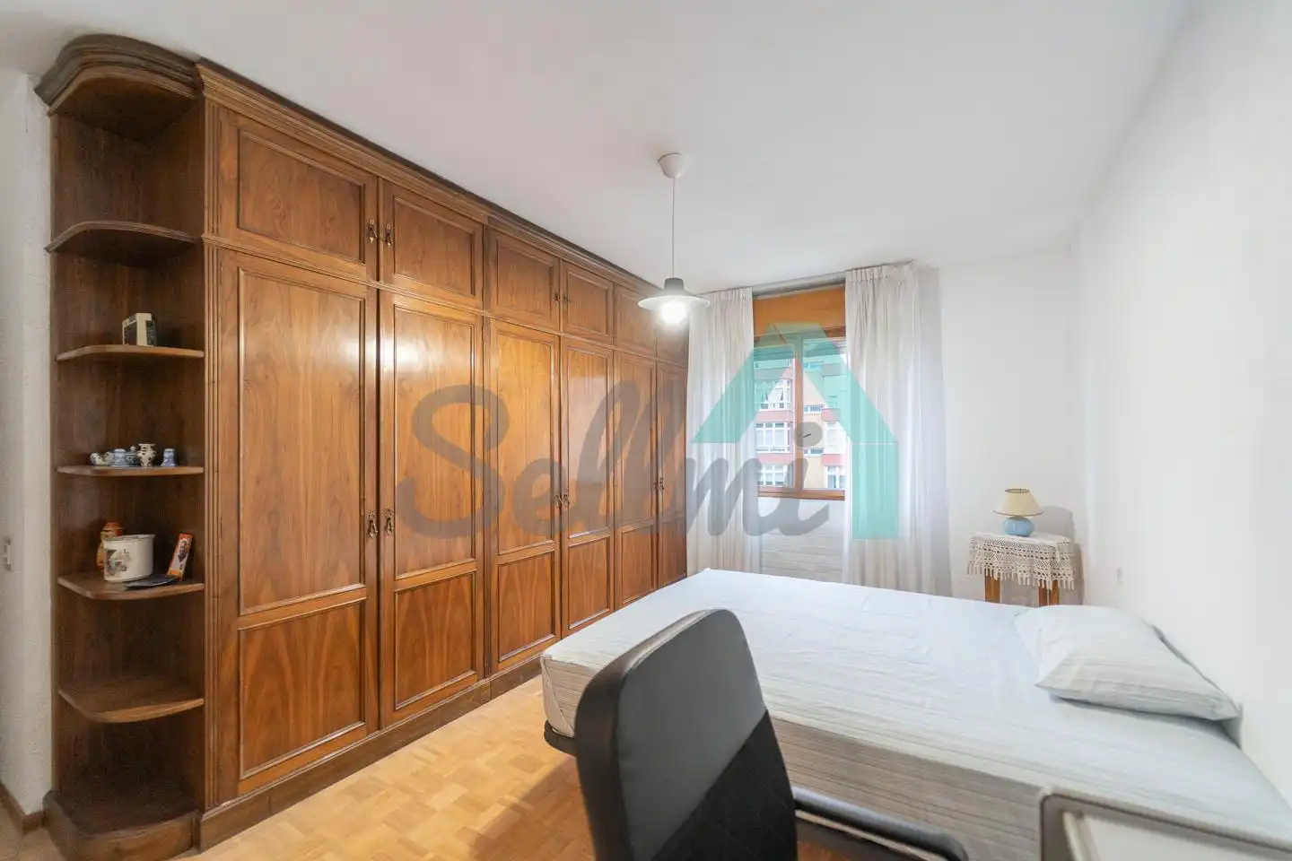 Bedroom of Flat for share in Oviedo   with Heating, Parquet flooring and Furnished