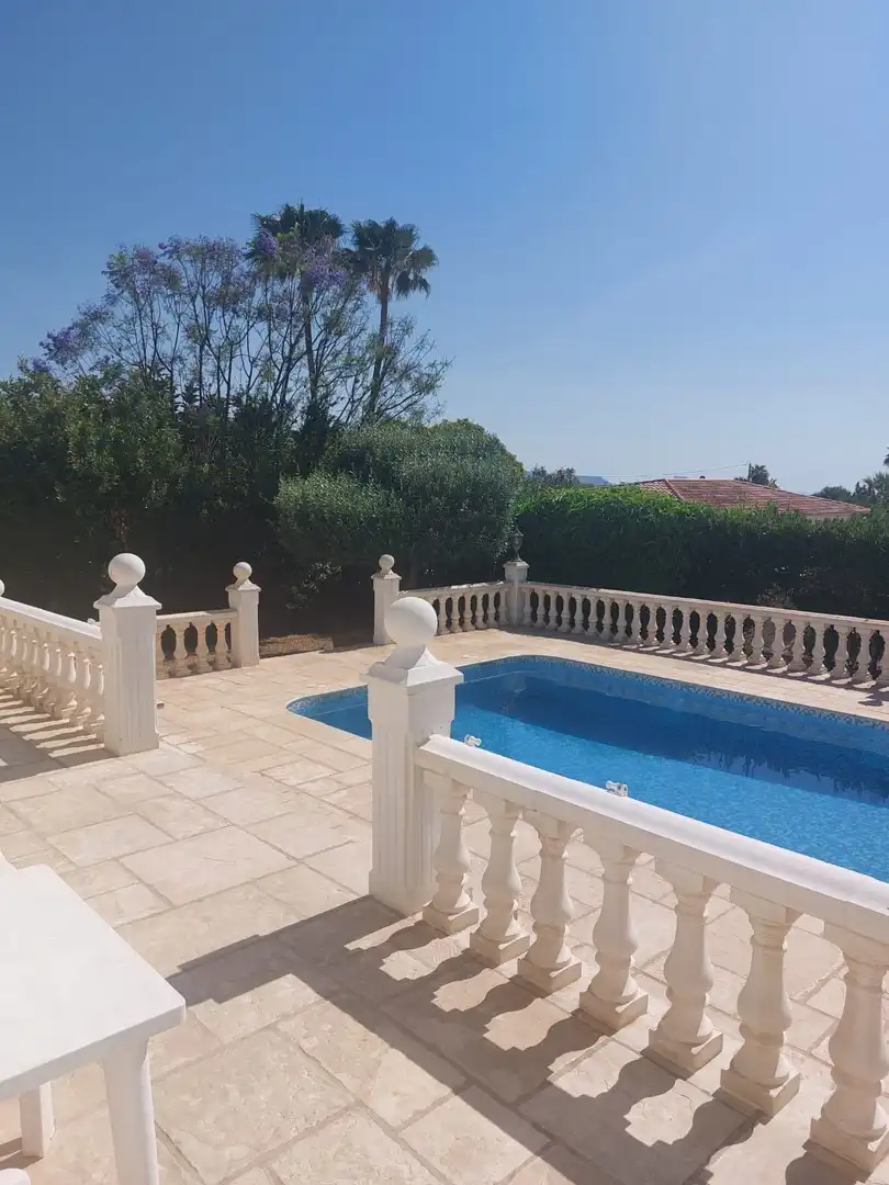 Schwimmbecken von Haus oder Chalet zum Verkauf in L'Alfàs del Pi mit Klimaanlage, Privatgarten und Terrasse