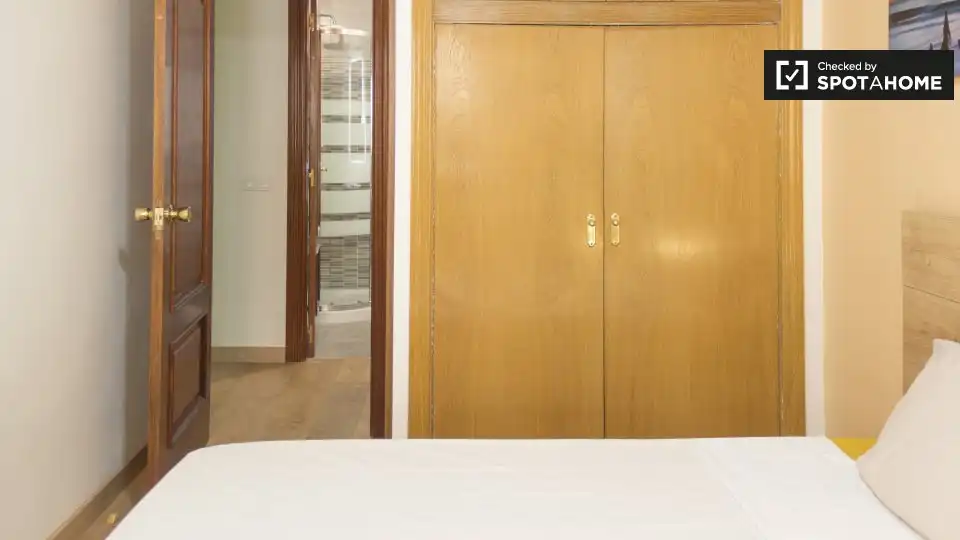 Dormitori de Pis de lloguer en Madrid amb Aire condicionat, Calefacció i Moblat