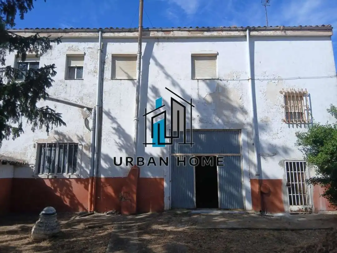 Vista exterior de Casa o xalet en venda en León Capital  amb Calefacció i Jardí privat