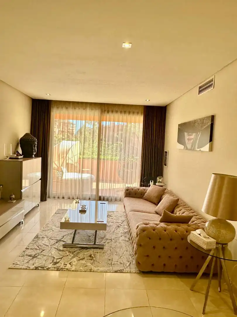 Sala de estar de Apartamento de alquiler en Estepona con Aire acondicionado, Terraza y Piscina