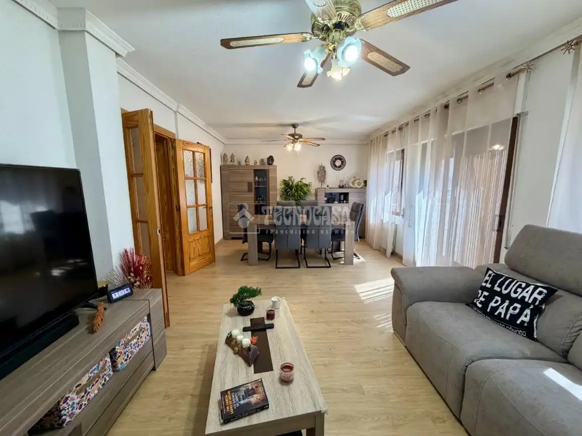 Wohnzimmer von Einfamilien-Reihenhaus zum Verkauf in Azuqueca de Henares mit Klimaanlage und Heizung