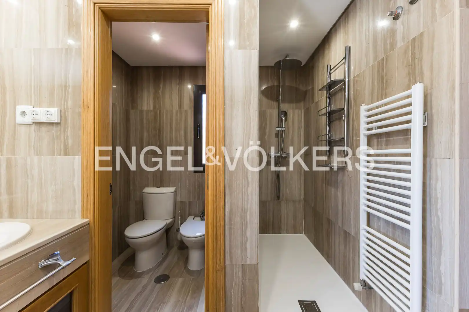 Badezimmer von Einfamilien-Reihenhaus zum Verkauf in Villanueva del Pardillo mit Klimaanlage, Heizung und Privatgarten