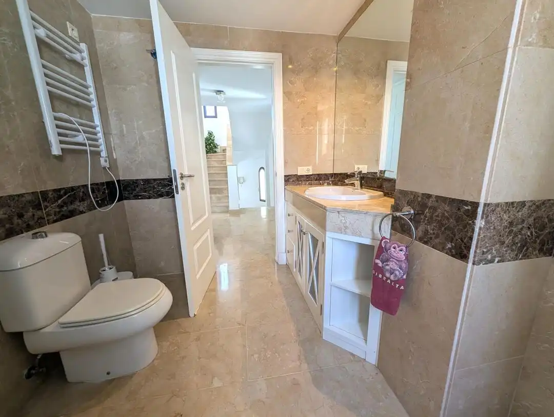 Badezimmer von Einfamilien-Reihenhaus zur Miete in La Alcaidesa mit Klimaanlage, Heizung und Privatgarten