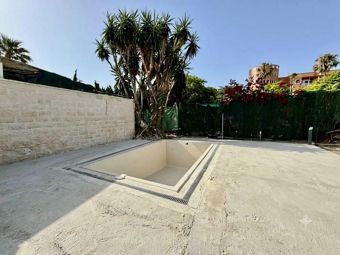 Piscina de Casa o xalet en venda en Alicante / Alacant amb Aire condicionat, Calefacció i Terrassa