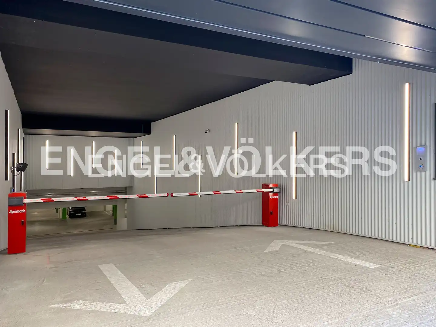 Aparcament de Àtic de lloguer en Madrid amb Aire condicionat, Calefacció i Jardí privat