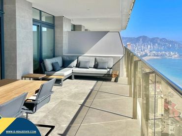Penthouse with pool for sale in Playa de Poniente