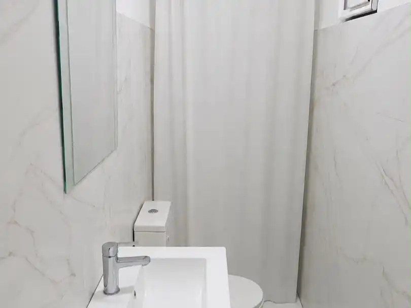 Bany de Local de lloguer en L'Hospitalet de Llobregat amb Parquet