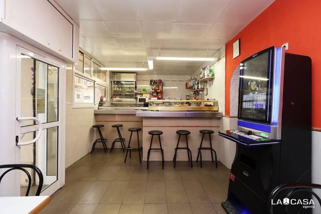 Local comercial en Venta en Carrer de la Mare de Déu del Remei en El Poble Sec - Parc de Montjuïc