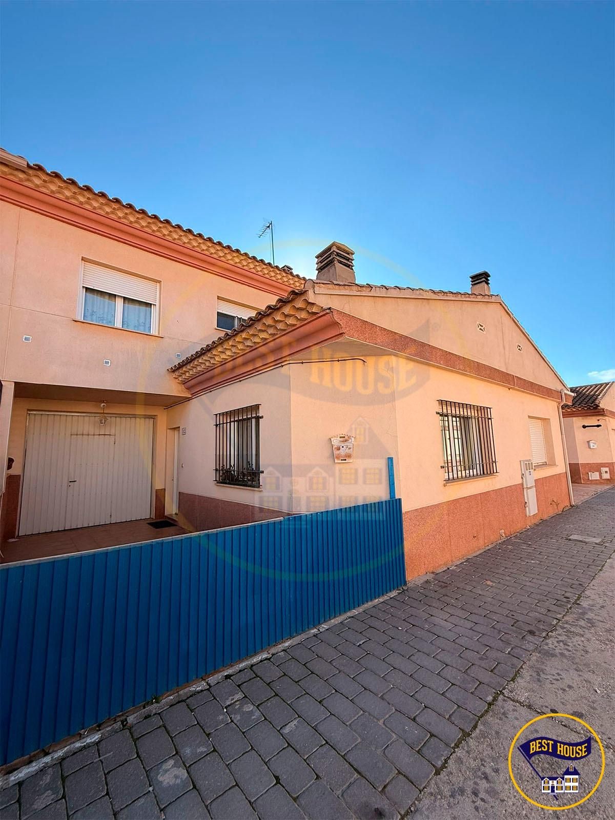 Vista exterior de Casa adosada en venda en Iniesta amb Calefacció