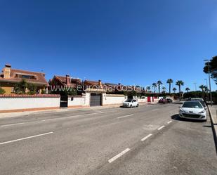 Vista exterior de Casa o xalet en venda en Guardamar del Segura amb Aire condicionat, Terrassa i Piscina