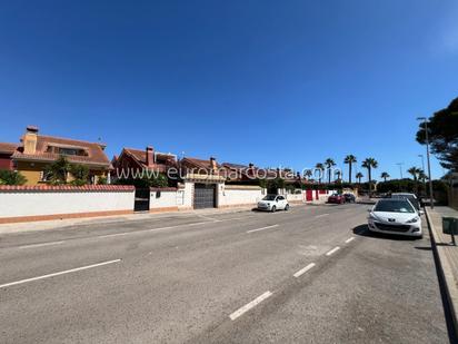 Vista exterior de Casa o xalet en venda en Guardamar del Segura amb Aire condicionat, Terrassa i Piscina