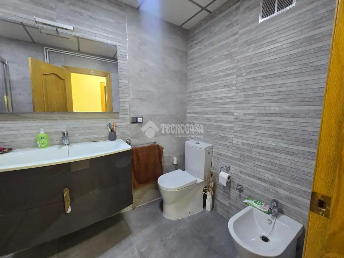 Bathroom of Flat for sale in Valencia  with Air Conditioner, Heating and Balcony
