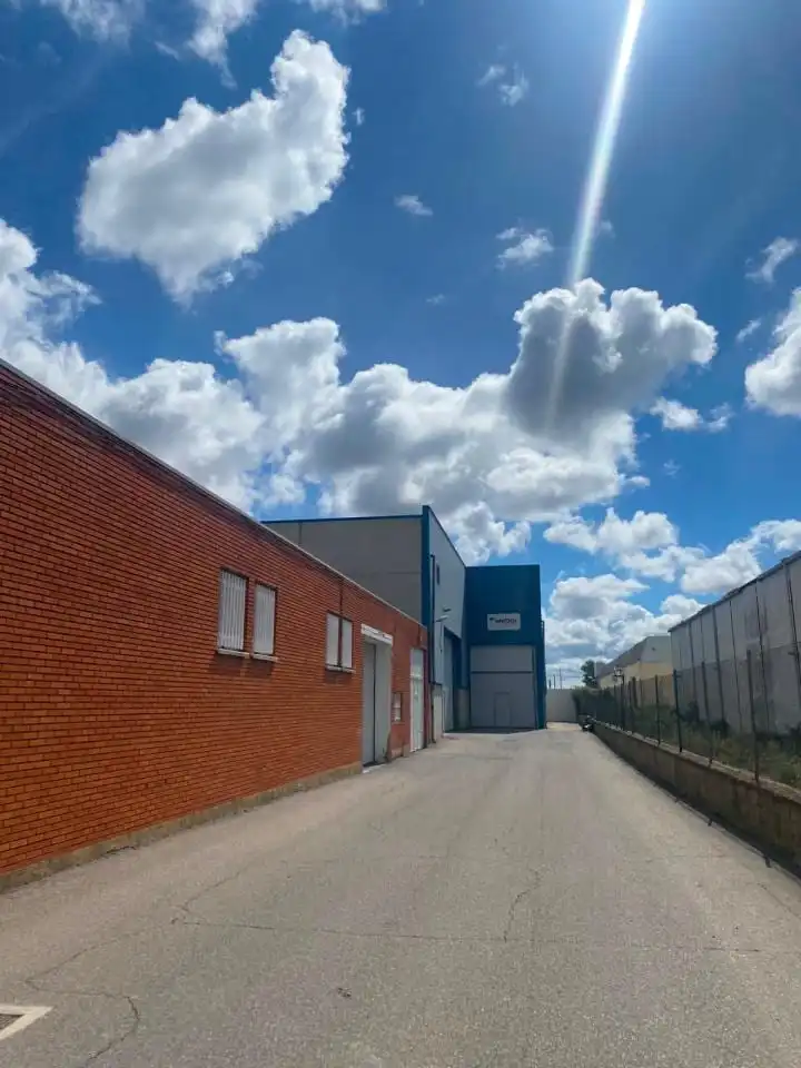 Vista exterior de Nave industrial de alquiler en Onzonilla