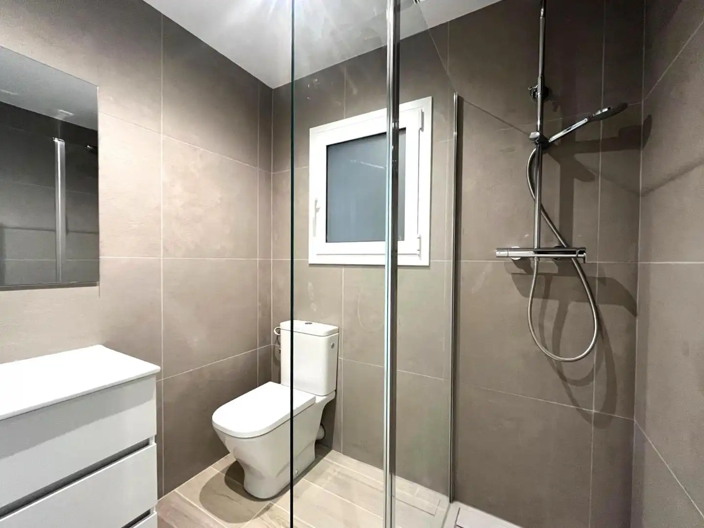 Baño de Oficina de alquiler en Barcelona con Aire acondicionado y Calefacción