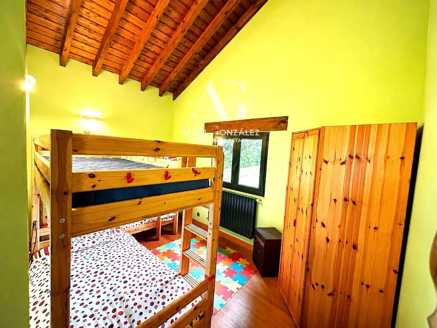 Dormitori de Casa o xalet en venda en Entrambasaguas amb Calefacció, Jardí privat i Traster