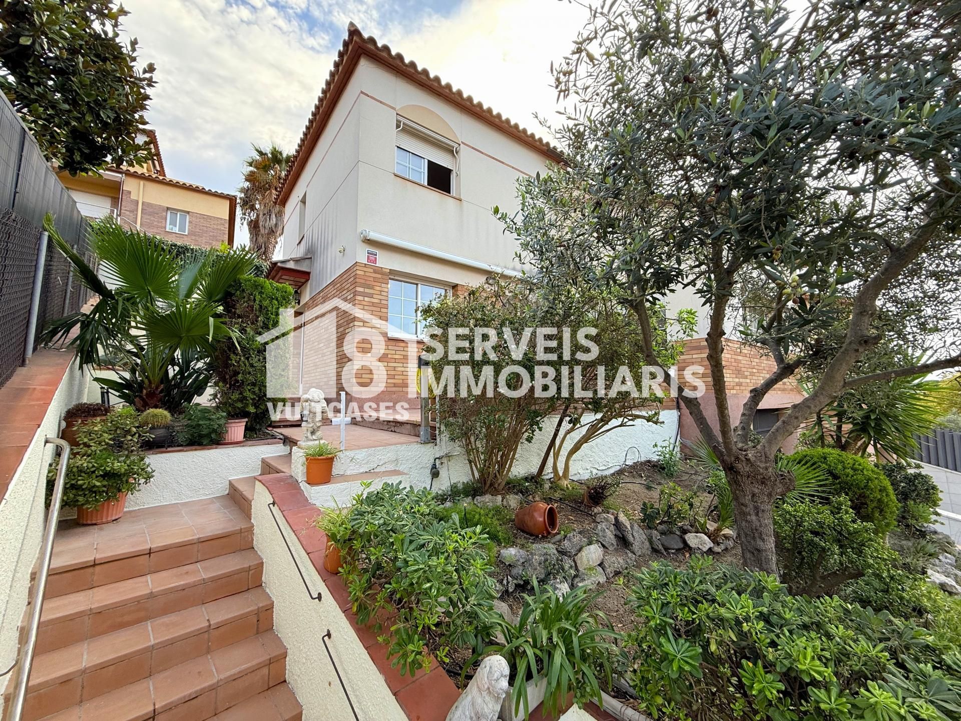 Vista exterior de Casa adosada en venda en Canet de Mar amb Calefacció, Jardí privat i Terrassa