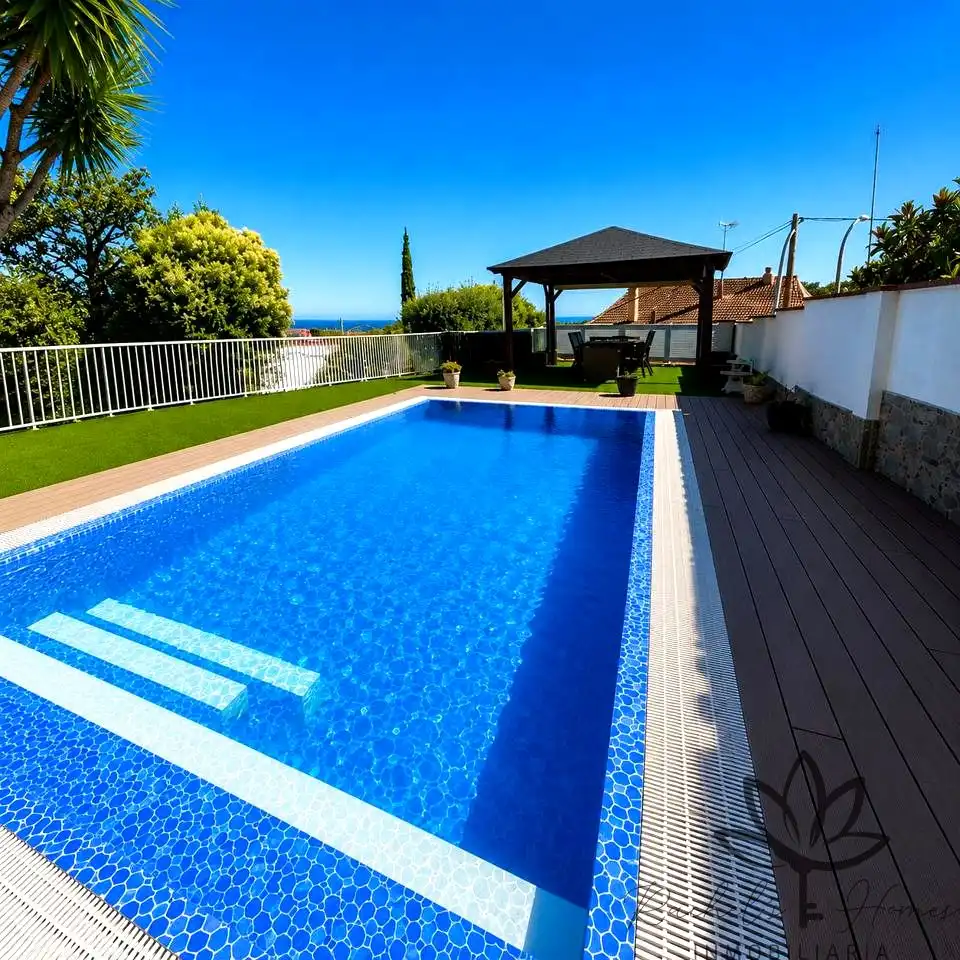 Schwimmbecken von Einfamilien-Reihenhaus zum Verkauf in Castelldefels mit Klimaanlage, Heizung und Privatgarten