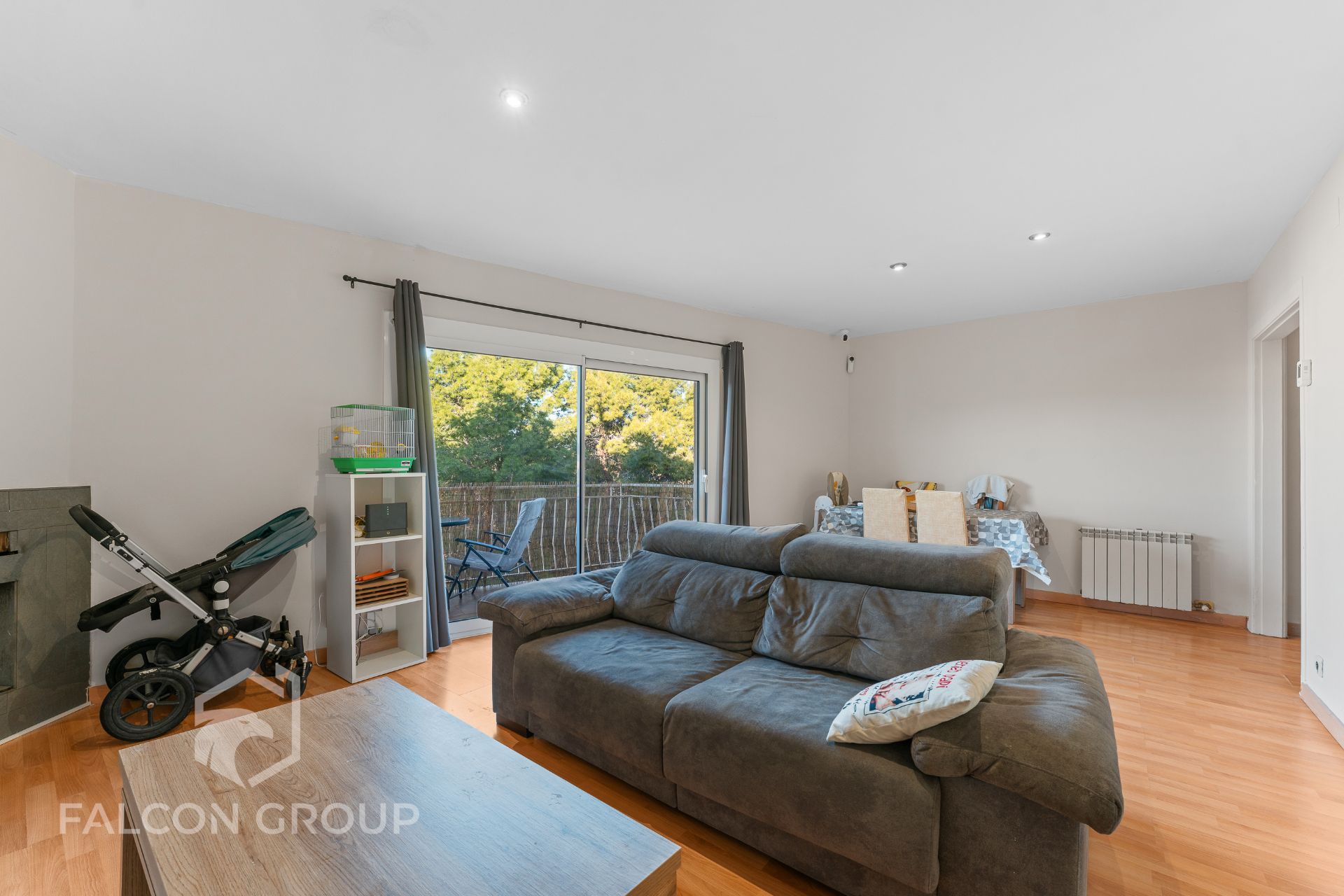 Living room of Flat for sale in Sant Pere de Ribes  with Heating, Parquet flooring and Furnished