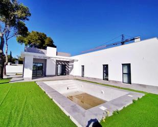 Vista exterior de Casa o xalet en venda en Chiclana de la Frontera amb Jardí privat, Terrassa i Piscina