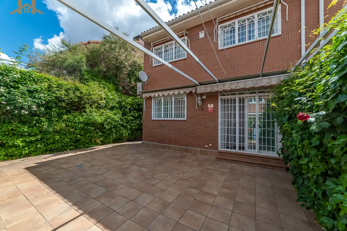 Jardín de Casa adosada en venta en Boadilla del Monte con Aire acondicionado, Calefacción y Jardín privado