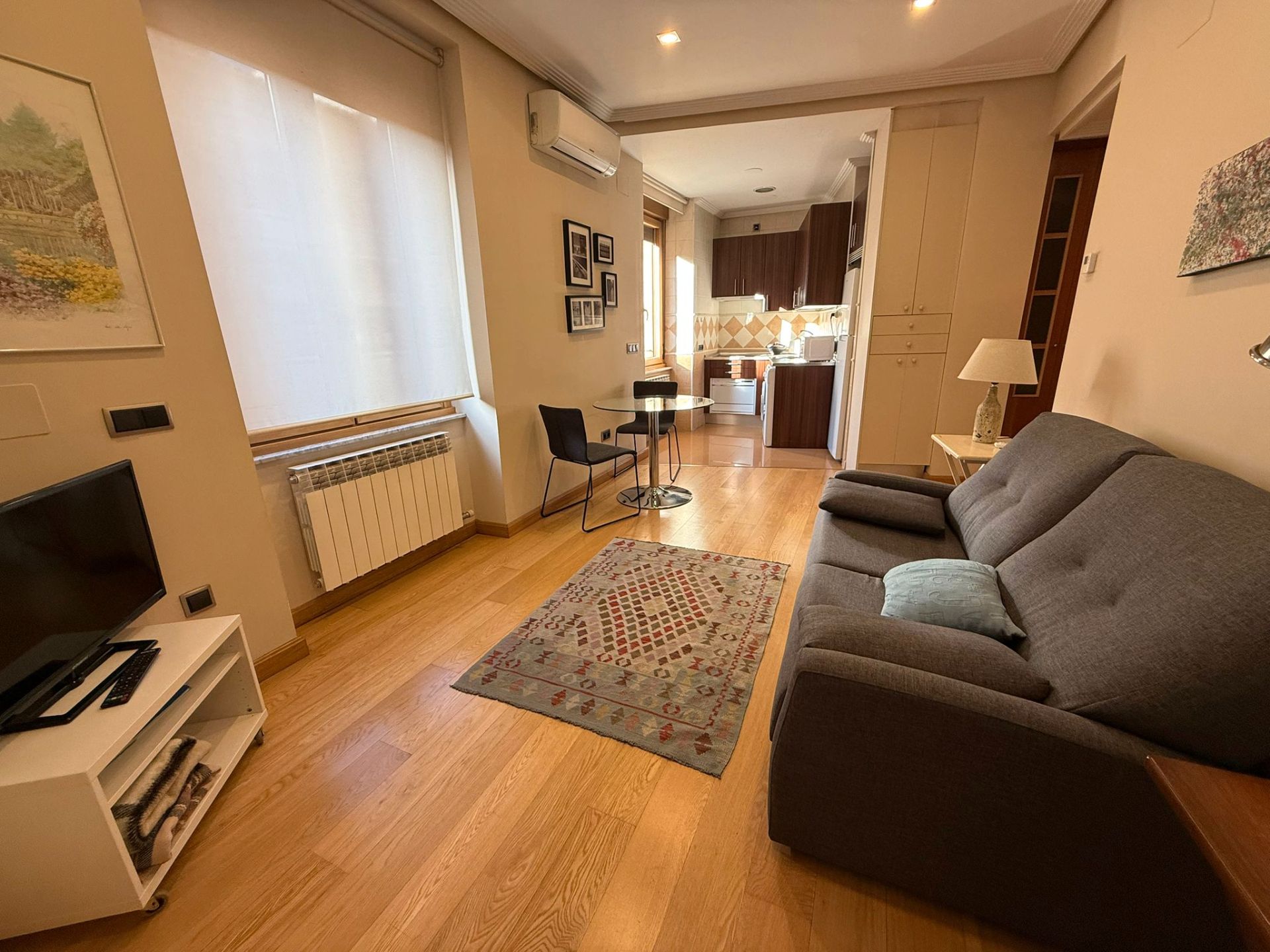 Living room of Flat to rent in Salamanca Capital  with Heating, Parquet flooring and Furnished