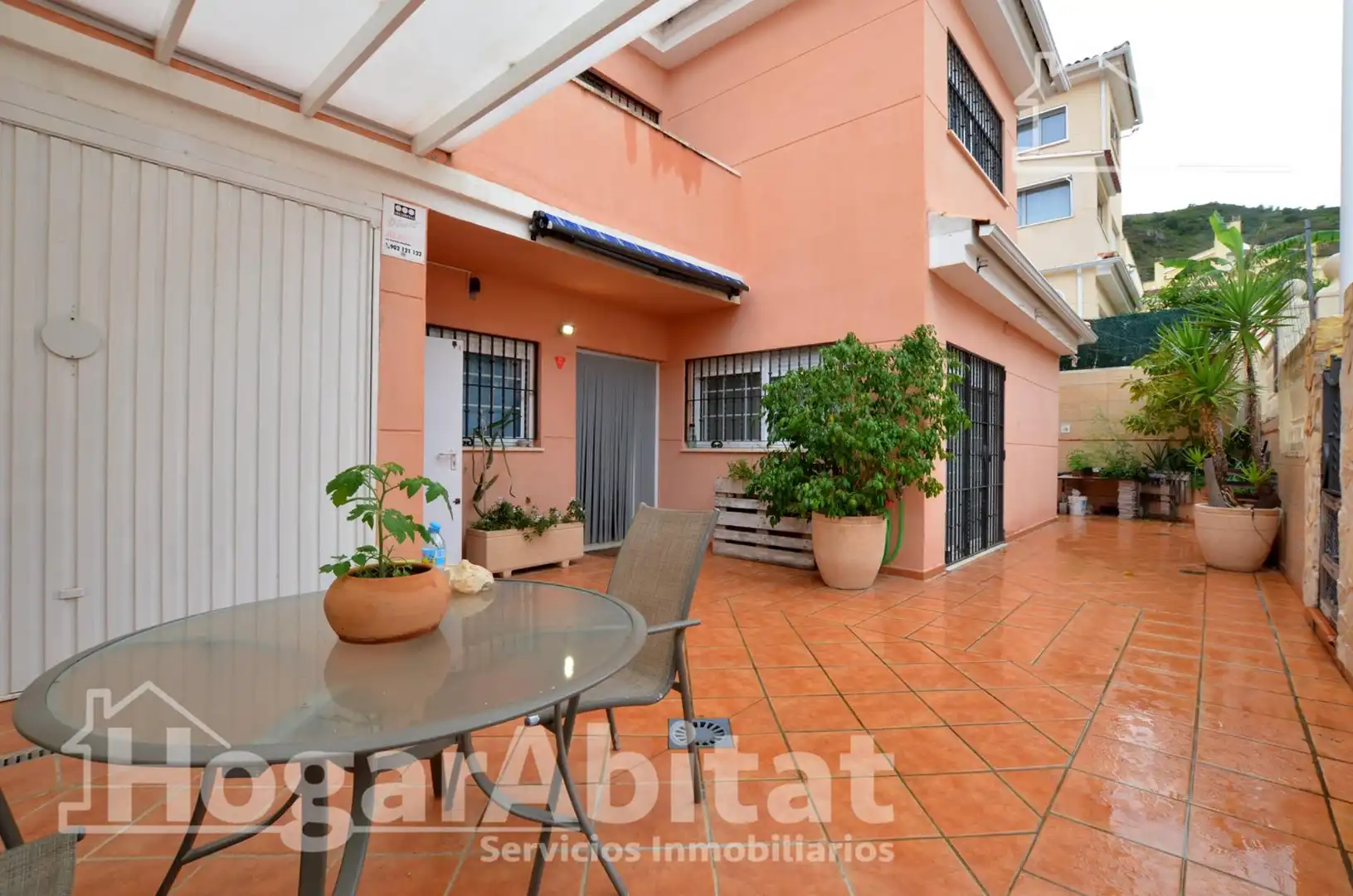 Außenansicht von Einfamilien-Reihenhaus zum Verkauf in Cullera mit Privatgarten, Terrasse und Abstellraum