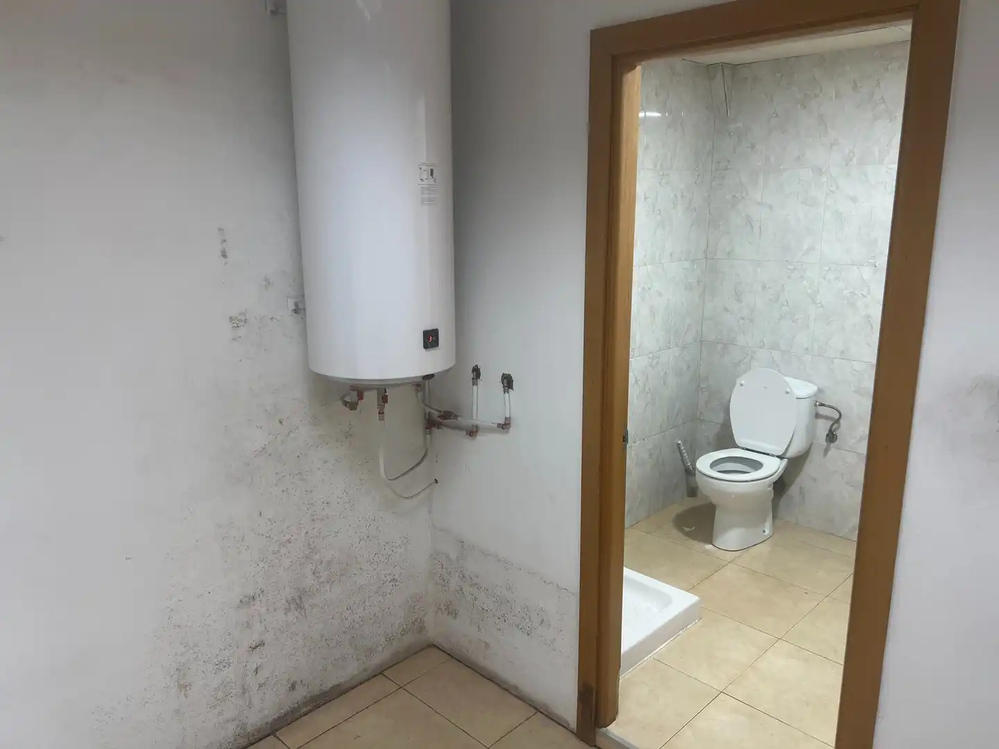 Badezimmer von Fabrikhallen zur Miete in Narón mit Alarm