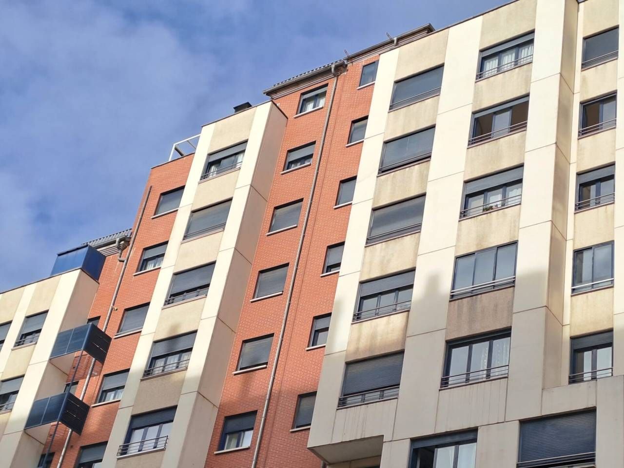 Vista exterior de Piso en venta en Burgos Capital con Calefacción, Parquet y Trastero