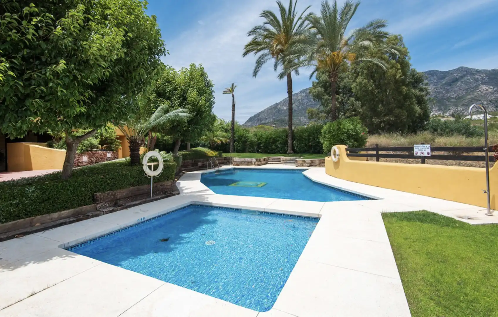 Piscina de Casa adosada de lloguer en Marbella amb Aire condicionat, Terrassa i Moblat