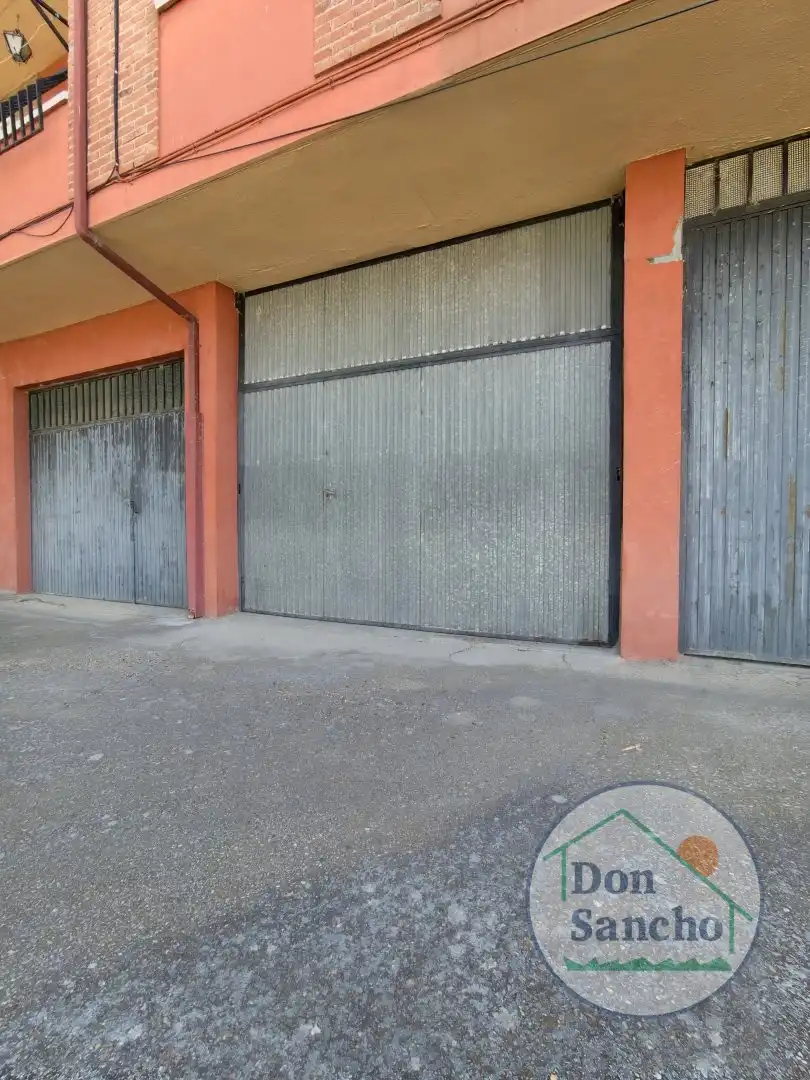 Vista exterior de Piso en venta en Viana de Cega con Terraza, Trastero y Amueblado