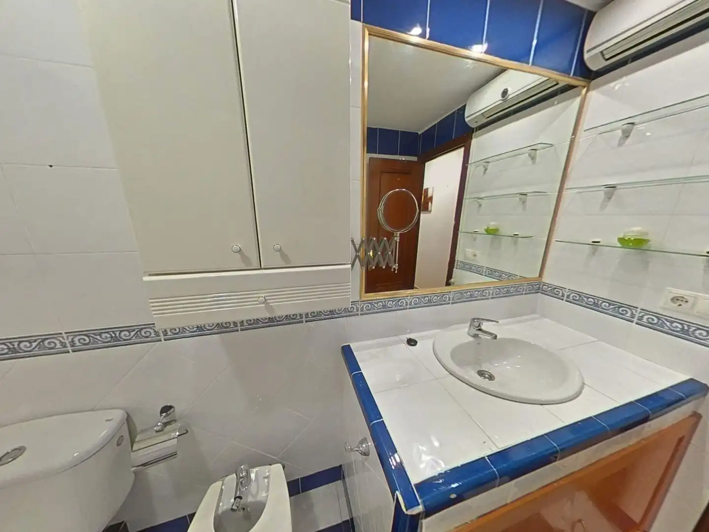 Bathroom of Flat for sale in Córdoba  with Air Conditioner and Furnished