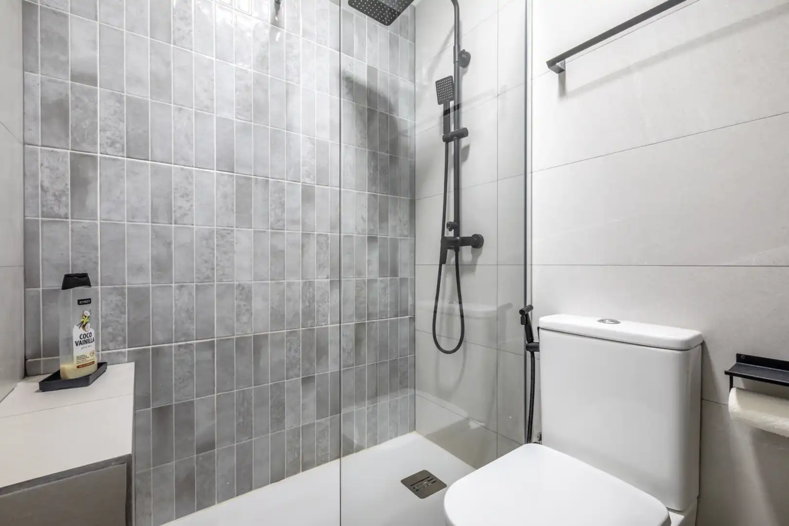 Badezimmer von Wohnungen zur Miete in Valencia mit Klimaanlage, Heizung und Parkett