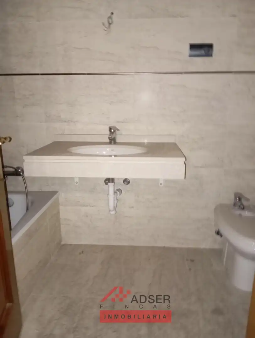 Baño de Piso en venta en  Logroño con Calefacción, Jardín privado y Parquet
