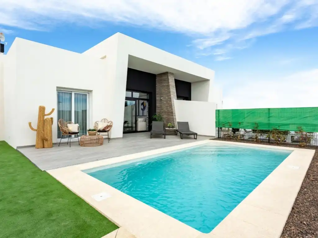 House with pool for sale in Algorfa