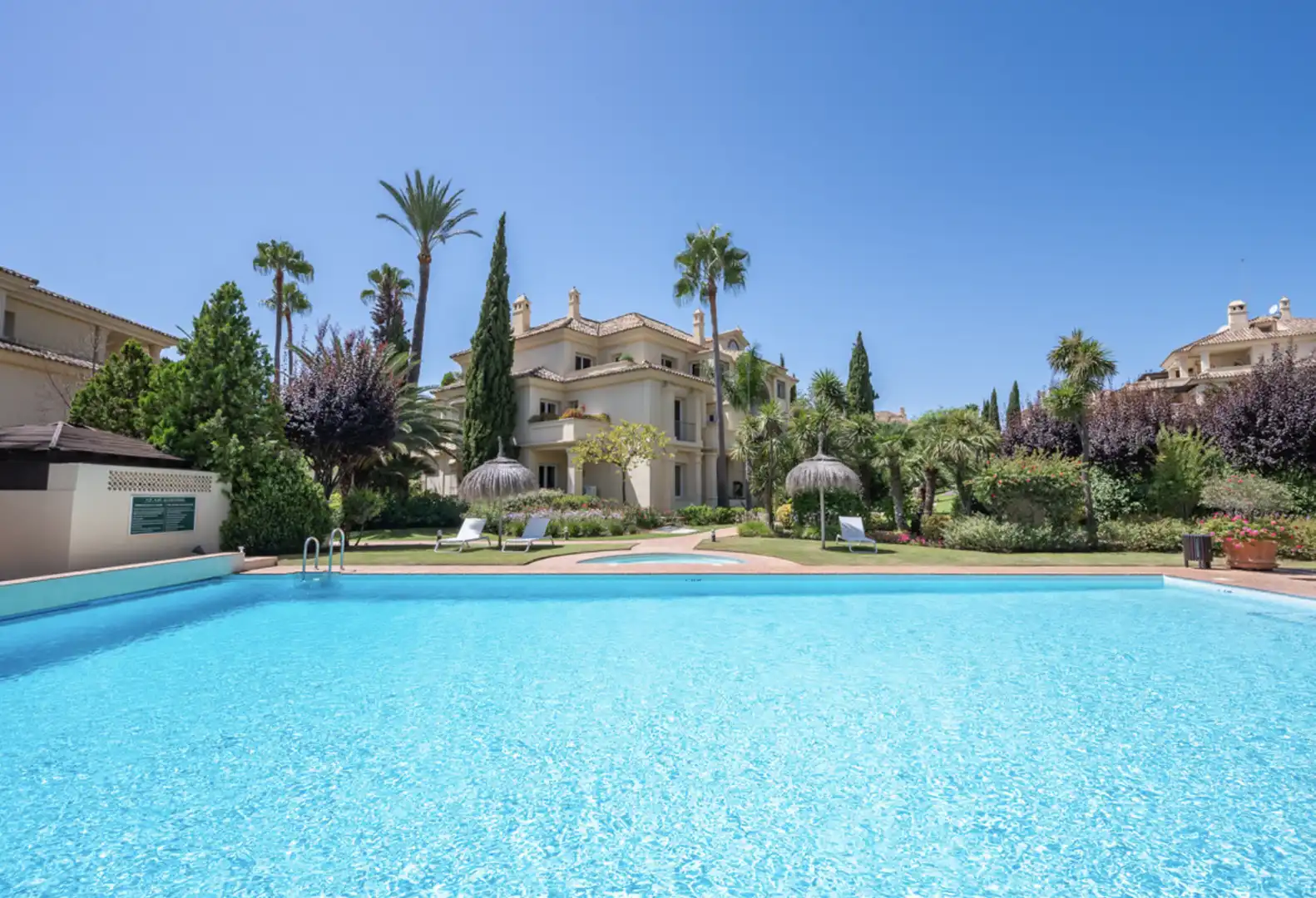 Jardín de Ático en venta en Marbella con Aire acondicionado, Terraza y Amueblado