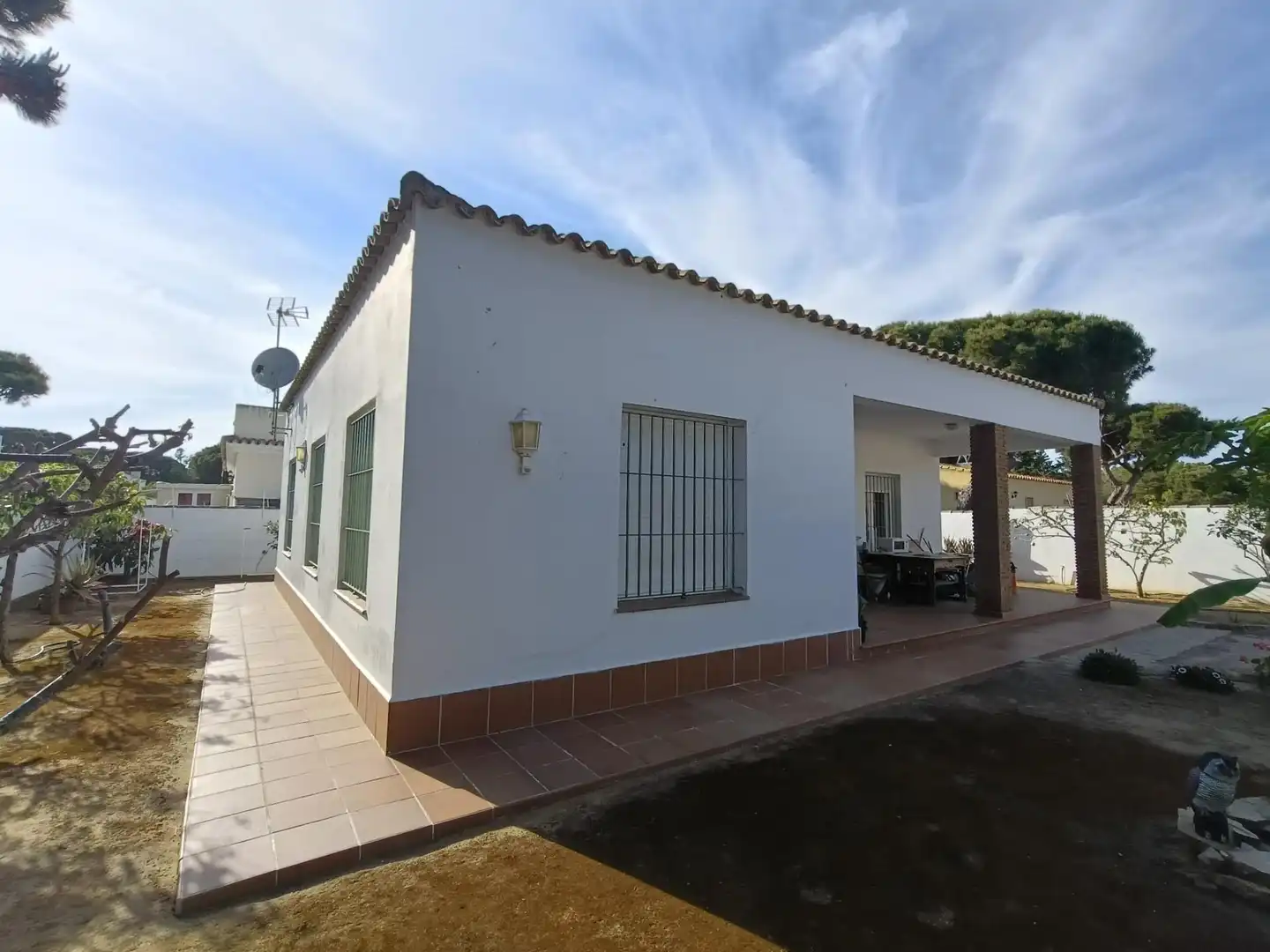Vista exterior de Casa o xalet en venda en Chiclana de la Frontera amb Jardí privat