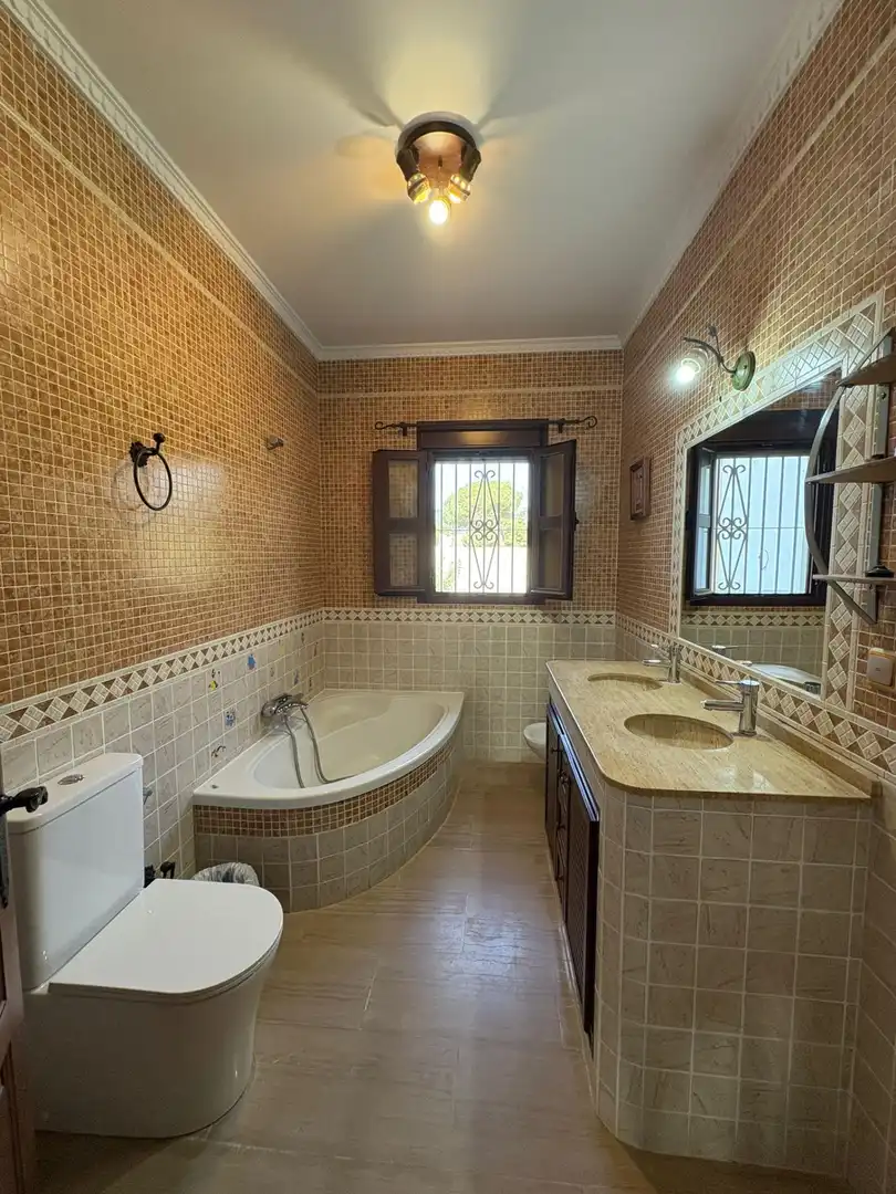Baño de Casa o chalet de alquiler en Chiclana de la Frontera con Aire acondicionado, Jardín privado y Piscina