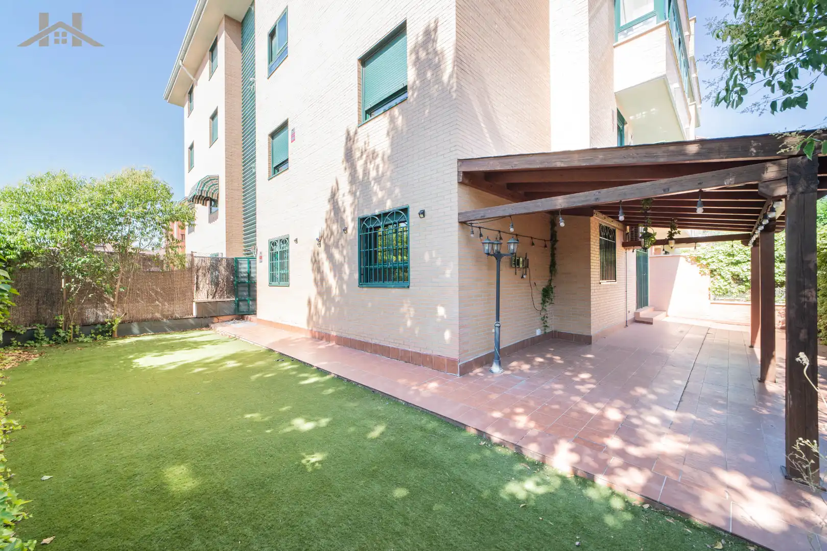 Vista exterior de Piso en venta en Boadilla del Monte con Aire acondicionado, Calefacción y Jardín privado
