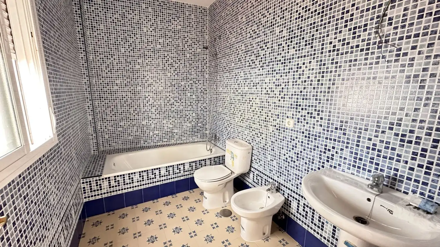 Baño de Ático en venta en Lebrija con Calefacción, Terraza y Trastero