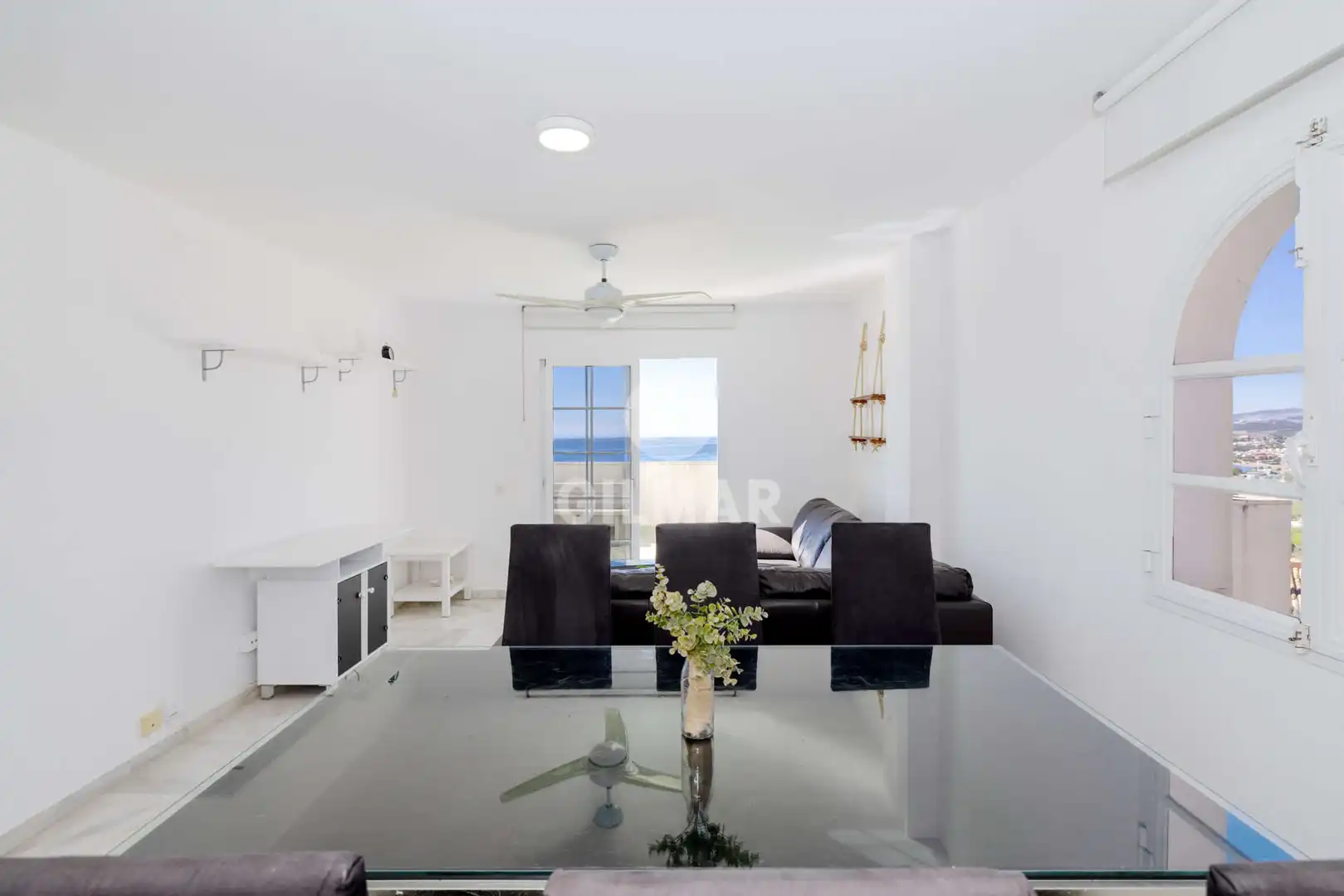 Sala d'estar de Pis en venda en Estepona amb Calefacció, Piscina i Balcó