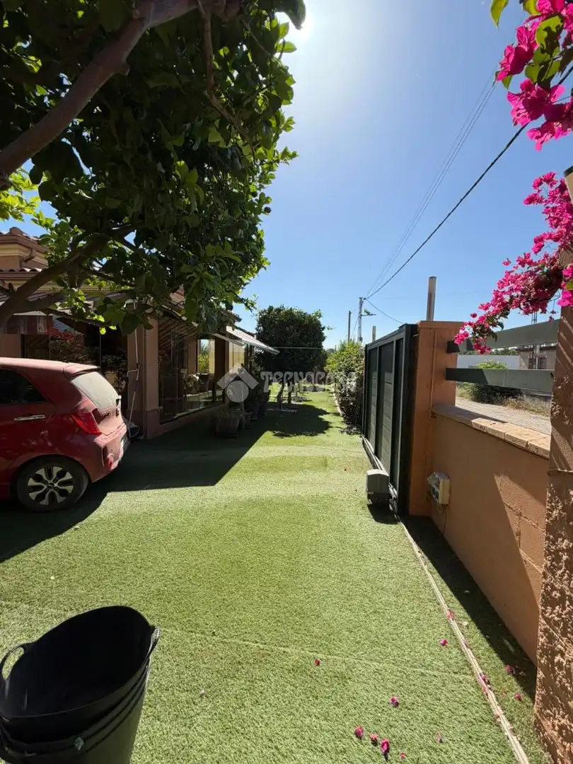 Vista exterior de Casa o xalet en venda en Dos Hermanas amb Aire condicionat
