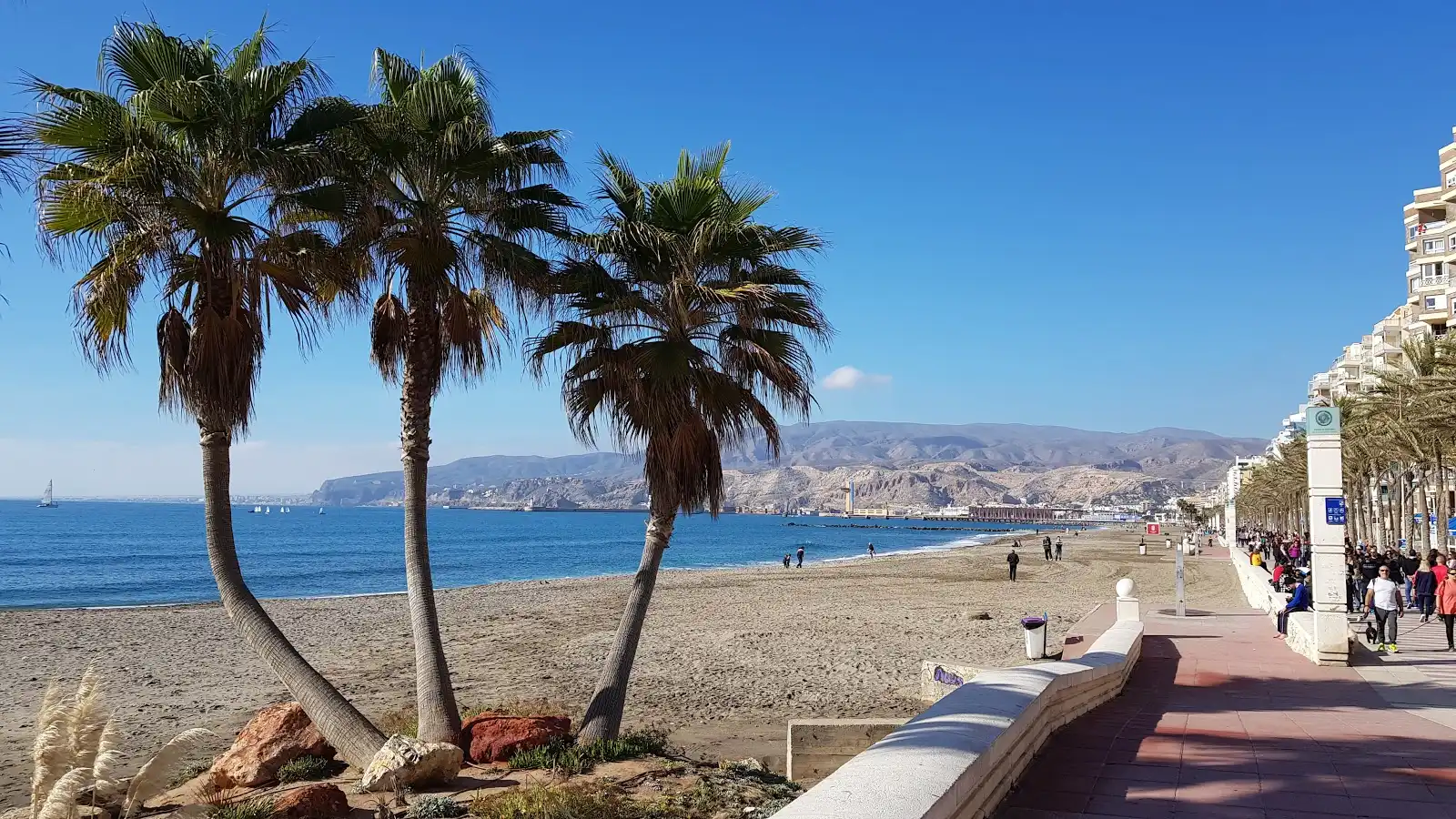 Vista exterior de Piso en venta en Almería con Aire acondicionado, Calefacción y Parquet